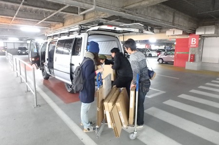 スタッフとお客様で荷物を車に搬入